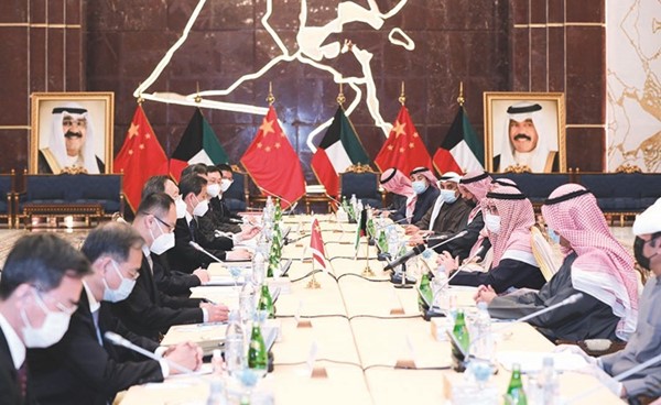 الشيخ د.أحمد ناصر المحمد خلال الاجتماع مع الوفد الصيني
