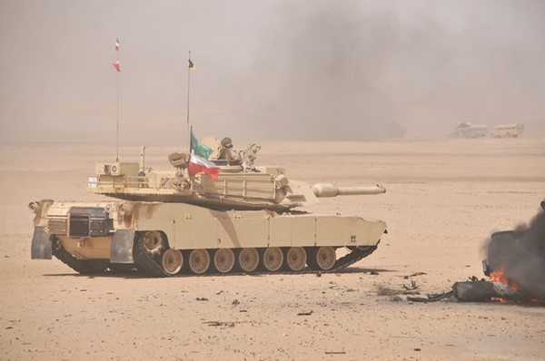 دبابة تابعة للقوة البرية خلال التدريبات