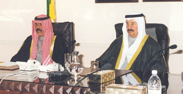 صاحب السمو الأمير الشيخ نواف الأحمد وسمو رئيس الحرس الوطني الشيخ سالم العلي خلال أحد اجتماعات الحرس