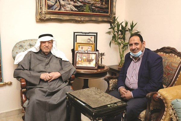 السفير علي المؤمن مع الزميل أسامة أبوالسعود		 (زين علام)
