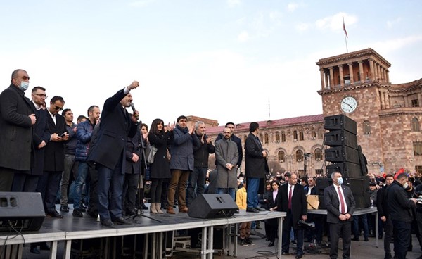 رئيس الوزراء الأرميني نيكول باشينيان يخاطب أنصاره المجتمعين في ساحة الجمهورية وسط مدينة يريفان	(أ.ف.پ)