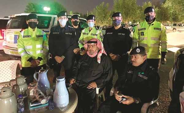 وزير الداخلية الشيخ ثامر العلي واللواء جمال الصايغ يتوسطان عددا من رجال الأمن