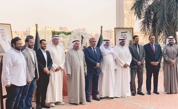 السفير صالح الذويخ وعدد من أعضاء السفارة 	(ناصر عبدالسيد)