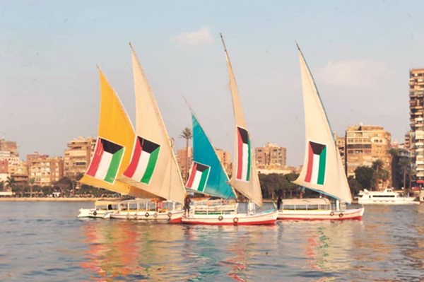 المراكب النيلية تضع أعلام الكويت خلال الاحتفال بالأعياد الوطنية