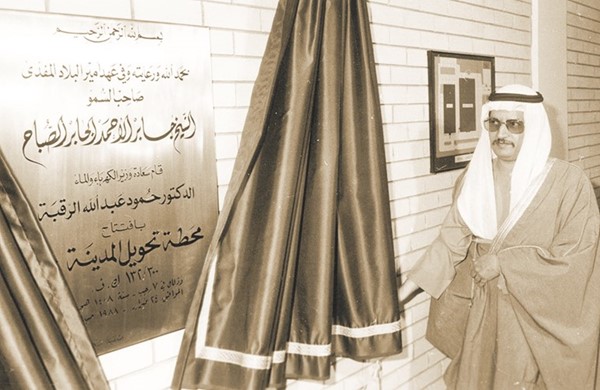 وزير الكهرباء والماء الأسبق حمود عبدالله الرقبة يفتتح محطة تحويل المدينة في العام 1988