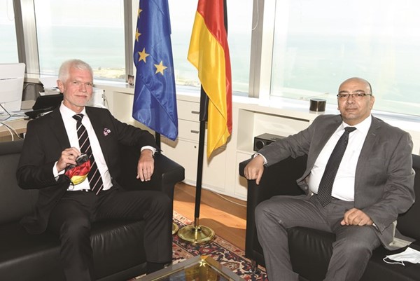 السفير الألماني استيفان موبس مع الزميل أسامة دياب خلال اللقاء	(أحمد علي)