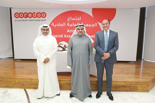 د.يوسف الصليلي متوسطا فادي قعوار وعبدالعزيز البابطين