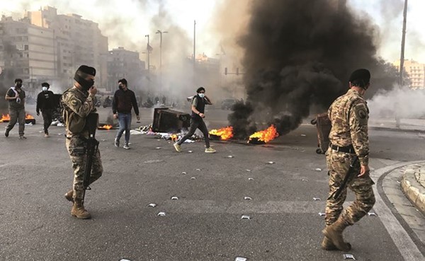 قطع طرقات في بيروت احتجاجا على ارتفاع رفع سعر الدولار أمس 	(محمود الطويل)