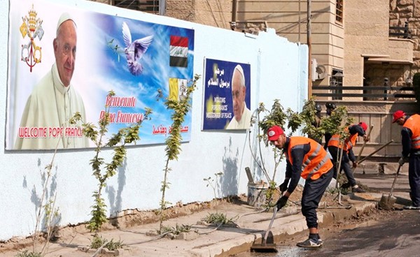 عمال بلدية يقومون برصف الطريق خارج كاتدرائية القديس يوسف في بغداد استعدادا لزيارة بابا الڤاتيكان	(أ.ف.پ)