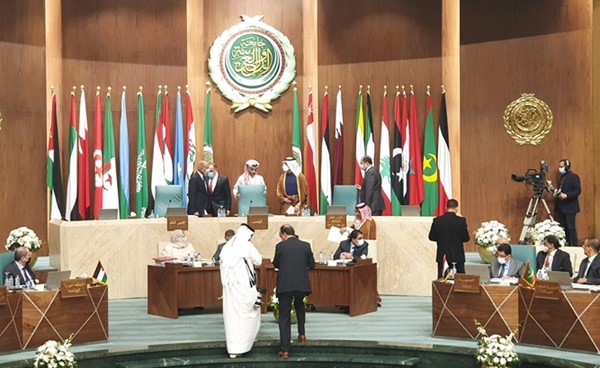 الشيخ محمد بن عبد الرحمن نائب رئيس مجلس الوزراء وزير خارجية قطر يتسلم رئاسة الدورة 155 للجامعة العربية