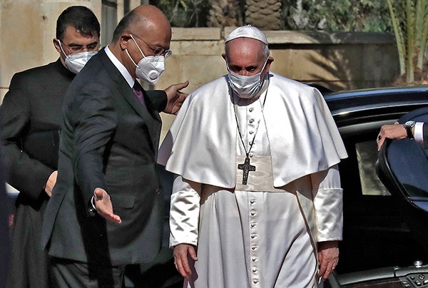 الرئيس العراقي برهم صالح يستقبل البابا فرنسيس في القصر الرئاسي ببغداد (أ ف ب)