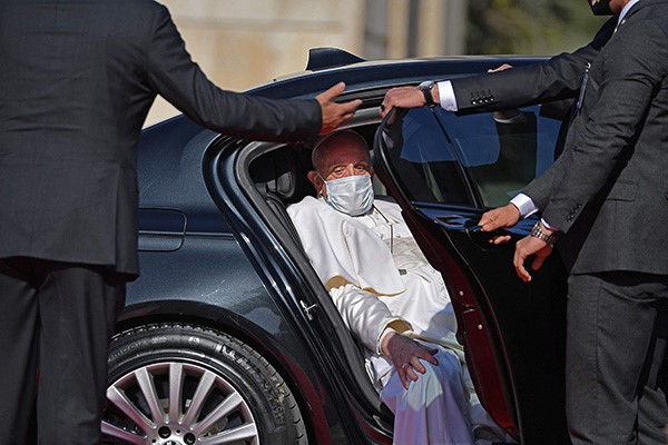 لحظة وصول البابا فرنسيس للقصر الرئاسي في المنطقة الخضراء ببغداد(أ ف ب) 