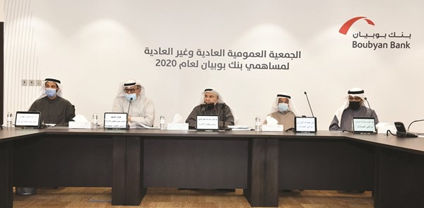 عبدالعزيز الشايع وعادل الماجد خلال اجتماع الجمعية العمومية