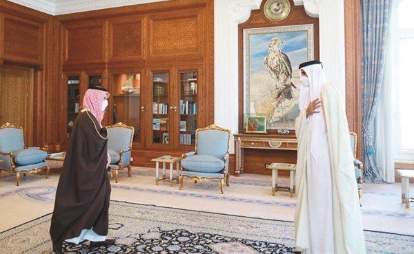 صاحب السمو الشيخ تميم بن حمد أمير قطر مستقبلا وزير الخارجية السعودي الأمير فيصل بن فرحان (واس)