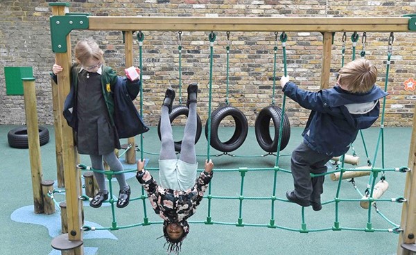 طلاب الصف الثاني يلعبون خلال الاستراحة في مدرسة هالي هاوس بلندن بعد عودة التلاميذ البريطانيين للمدارس		(أ.ف.پ)