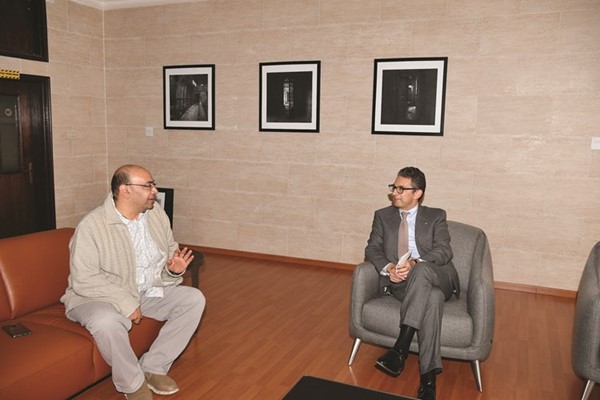 السفير الإيطالي كارلو بالدوتشي متحدثا إلى الزميل أسامة دياب خلال اللقاء	(قاسم باشا)