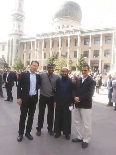 د. حسين مصطفى مع بعض الأصدقاء أمام مسجد دونغ قوان
في مدينة شينينغ الصينية
