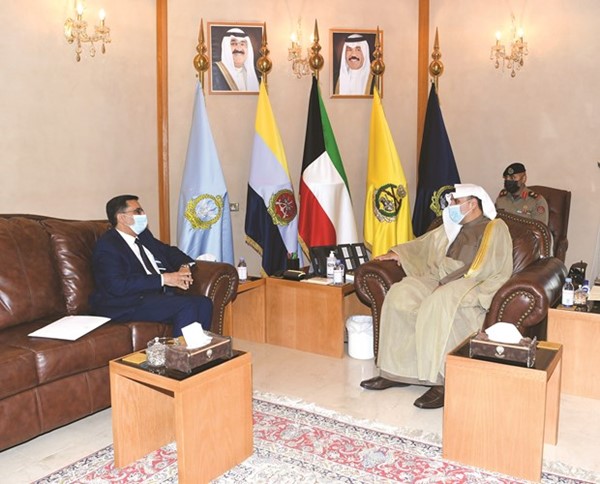الشيخ حمد جابر العلي خلال لقائه سفير اليمن د.علي بن سفاع