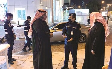 الشيخ ثامر العلي واللواء فراج الزعبي خلال متابعة الحظر في العاصمة