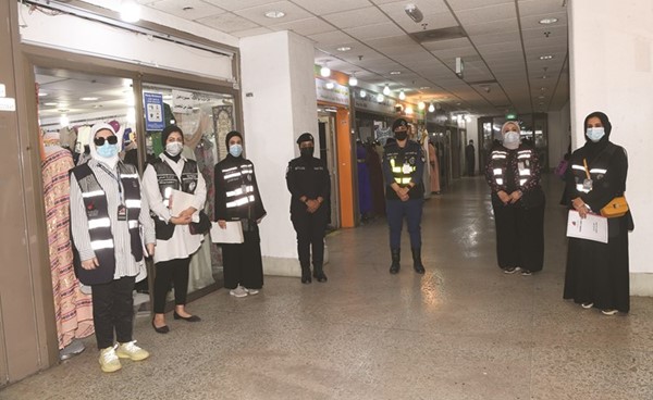 فريق حملة التفتيش النسائي على بلوكات الخياطين في شرق	(محمد هاشم)