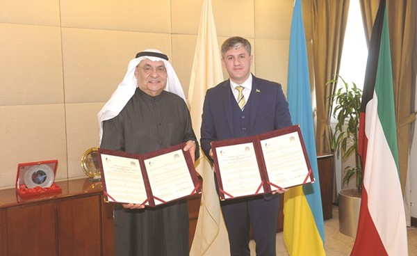 محمد الصقر والسفير د.أولكساندر بالانوتسا خلال توقيع مذكرة التفاهم