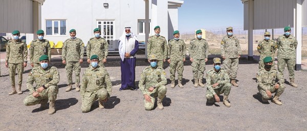 الفريق أول متقاعد الشيخ أحمد النواف متوسطا عددا من قوات الحرس خلال الجولة التفقدية
