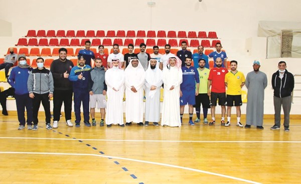 حمد المري وأعضاء مجلس إدارة الصم مع لاعبي كرة القدم
