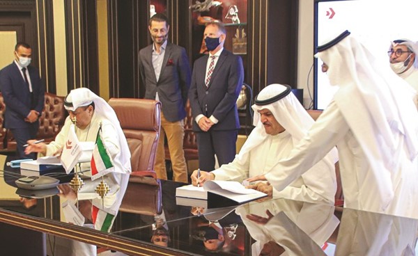 الشيخ سلمان الحمود وسامي العامر أثناء توقيع العقد