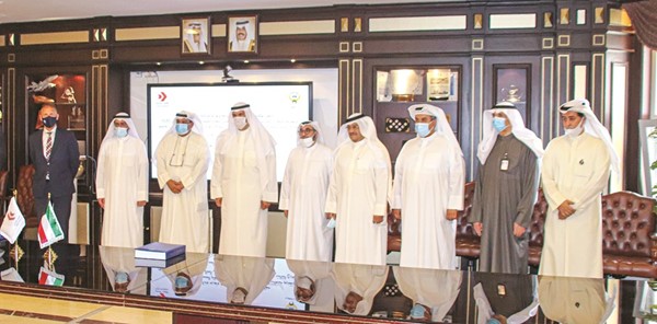 الشيخ سلمان الحمود وسامي العامر وعدد من حضور توقيع عقد تشغيل المدرج الثالث وتطوير أنظمة الملاحة بالمطار