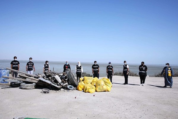 فريق كويتي بالقمة رفع كميات كبيرة من المخلفات من شاطئ الصليبخات (ريليش كومار)