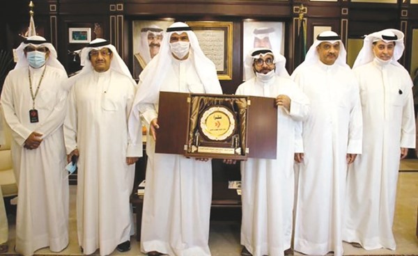 الشيخ سلمان الحمود لدى تكريمه من م.يوسف الفوزان وعدد من المسؤولين بالإدارة