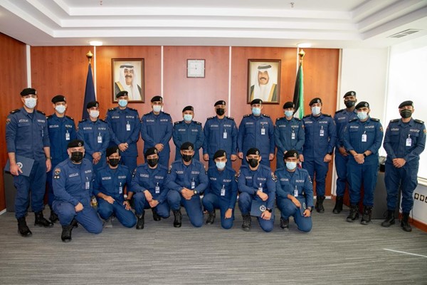 اللواء البليهيص كرم بلدية الأحمدي ومجتازي التدريب الميداني في فن استخدام العقد والحبال