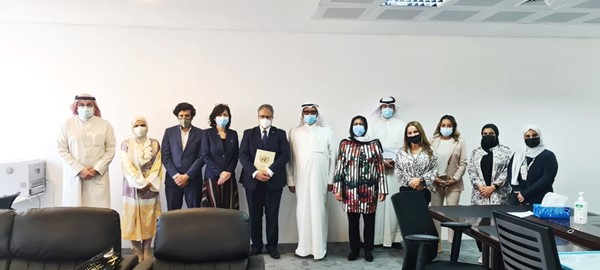 السفير جاسم المباركي خلال استقباله الوفد الزائر