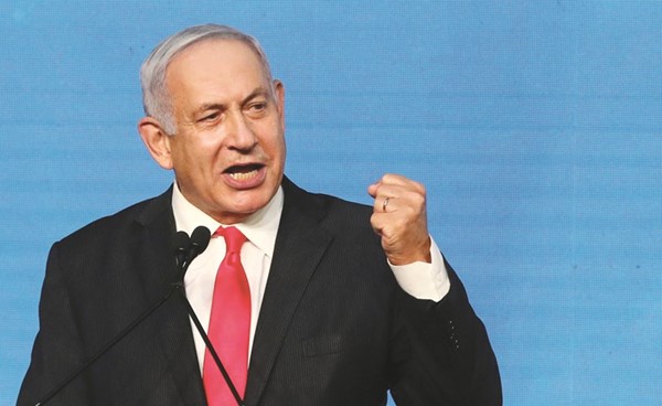 رئيس الحكومة الإسرائيلية بنيامين نتنياهو متحدثا لأنصاره (رويترز)