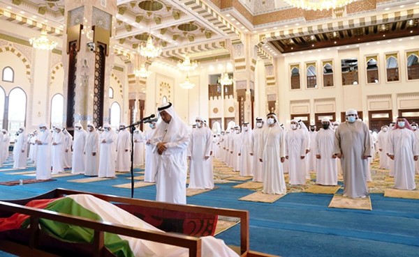 صاحب السمو الشيخ محمد بن راشد حاكم دبي يتقدم المصلين على جثمان المغفور له المرحوم الشيخ حمدان بن راشد آل مكتوم		(وام)