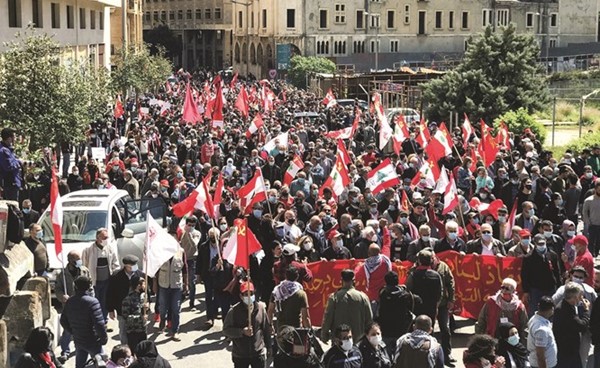 تظاهرة شعبية بدعوة من الحزب الشيوعي من أمام المصرف المركزي في الحمرا وصولا إلى السرايا الحكومي (محمود الطويل)