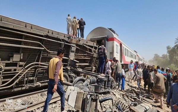 توقيف سائقي قطاري الصعيد و6 مسؤولين بالسكك الحديد في قضية حادث التصادم