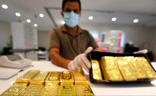 الذهب يهبط 1.5% بفعل صعود الدولار وآمال التعافي الاقتصادي