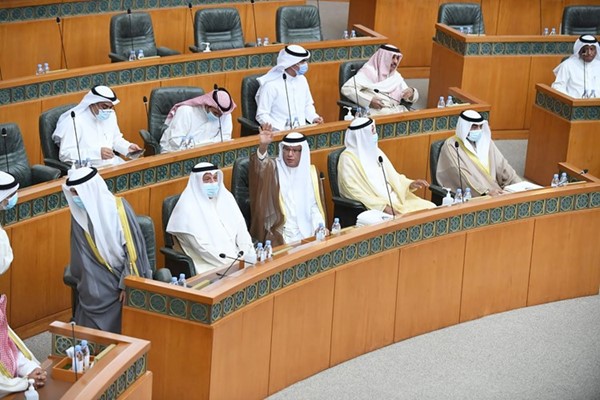 أعضاء الحكومة والمجلس خلال جلسة أمس