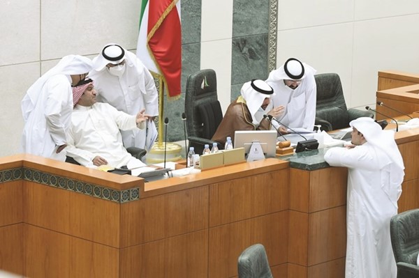 الرئيس مرزوق الغانم ود. هشام الصالح وسعدون حماد وأحمد الشحومي خلال الجلسة