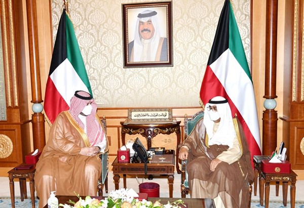 سمو ولي العهد الشيخ مشعل الأحمد خلال استقباله صاحب السمو الملكي الأمير تركي بن محمد آل سعود