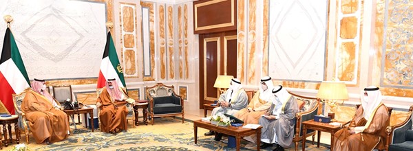 صاحب السمو الأمير الشيخ نواف الأحمد مستقبلا صاحب السمو الملكي الأمير تركي بن محمد بن فهد بحضور الشيخ علي الجراح والشيخ محمد العبدالله والسفير احمد فهد الفهد