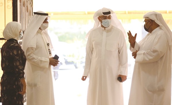 أسامة السلطان وجاسم بوحمد ومتعب العتيبي خلال الزيارة إلى ثانوية العصماء