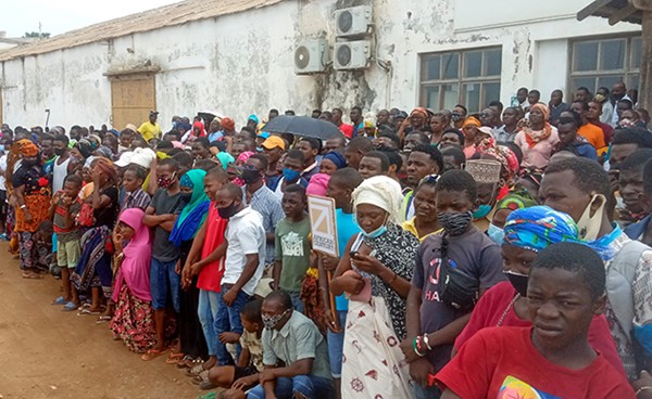 اشخاص ينتظرون في مدينة بيمبا اقرباءهم على متن سفينة تحمل نحو الف شخص فروا من هجوم داعش على مدينة بالما في موزامبيق رويترز