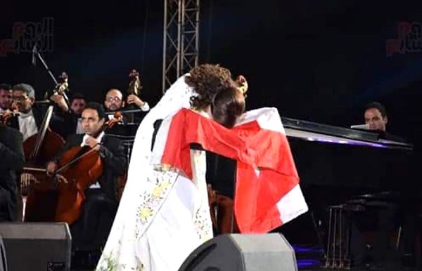 ماجدة الرومي تقبل علم مصر