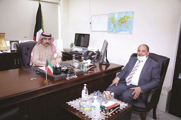 مدير إدارة الرقابة التجارية عبدالرحمن المطيري خلال اللقاء مع الزميل عاطف رمضان(ريليش كومار)
