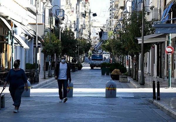 بالفيديو.. المتاجر فتحت مجددا في اليونان مع تخفيف إجراءات الإغراق