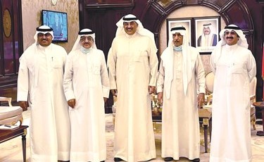 سمو الشيخ صباح الخالد متوسطا رئيس ملتقى الجهراء مشعل عثمان السعيد وأعضاء الملتقى
