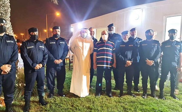 اللواء م.محمود بوشهري والفريق م. عبدالفتاح العلي مع رجال الداخلية بإحدى النقاط الأمنية