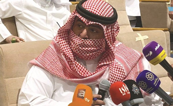 وزير الداخلية الشيخ ثامر العلي متحدثا للصحافيين